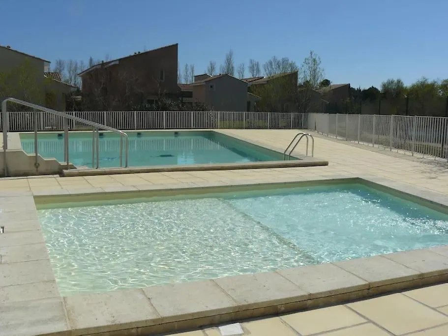 Apartment Le Petit Bonheur - Place Parking Privee - Clim - Terrasse - Piscine Partagee - Proche Parc Spirou Saint-Saturnin-les-Avignon