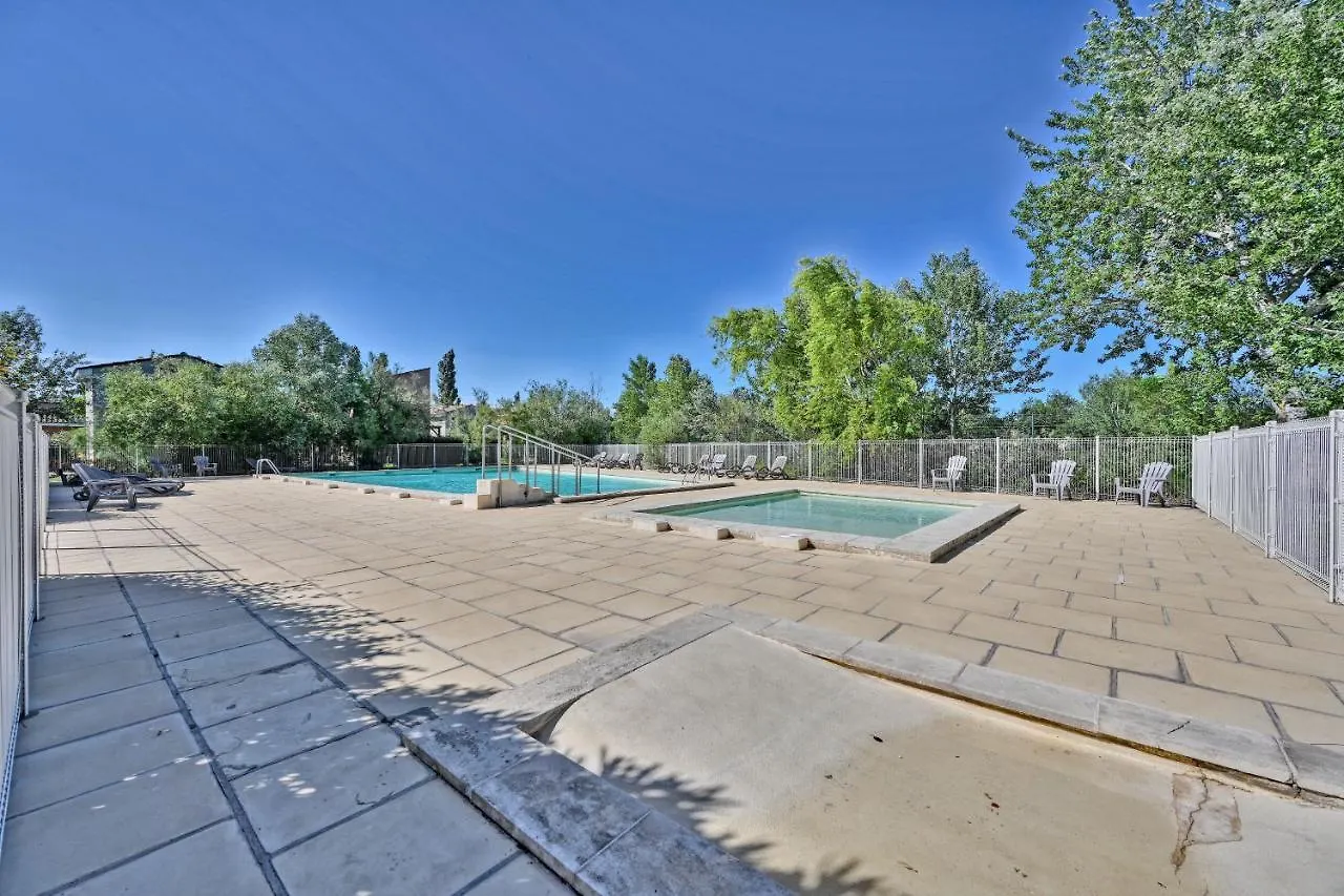 Apartment Le Petit Bonheur - Place Parking Privee - Clim - Terrasse - Piscine Partagee - Proche Parc Spirou Saint-Saturnin-les-Avignon France