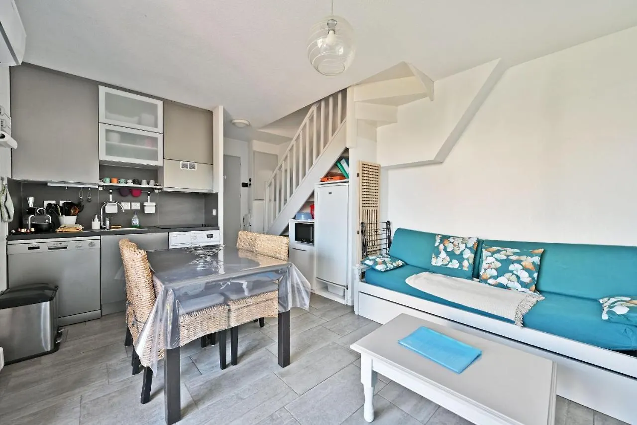 Le Petit Bonheur - Place Parking Privee - Clim - Terrasse - Piscine Partagee - Proche Parc Spirou Saint-Saturnin-les-Avignon 0*,